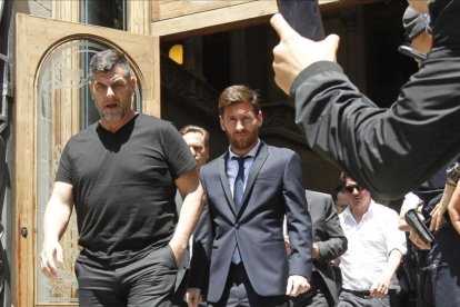 Messi, junto a su padre, a la salida de la Audiencia Provincial de Barcelona