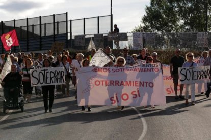 Protesta de los vecinos para exigir al Adif que soterre la vía. FERNANDO OTERO