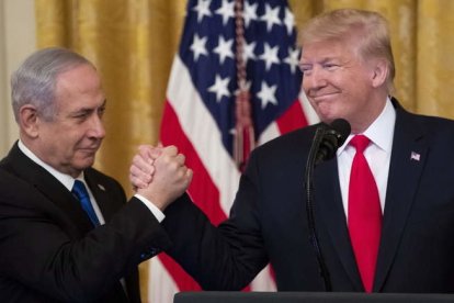 Trump estrecha la mano de Benjamin Netanyahu ayer, en la Casa Blanca.