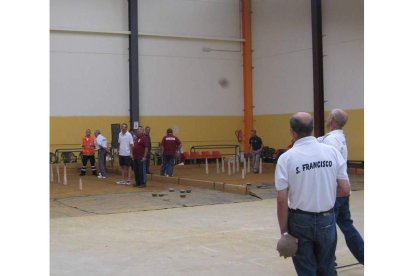 El Espacio Multifuncional Isidro Martínez de Boñar acoge los bolos.