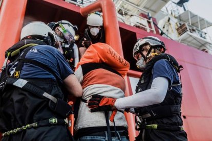 El barco de rescate Ocean Viking, de la organización humanitaria SOS Méditerranée y el único que opera en estos momentos en el Mediterráneo Central, ha realizado en las últimas horas varias operaciones de salvamento. EFE|SOS MEDITERRANEÉ|FLAVIO GASPERI