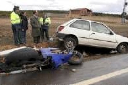 Estado en el que quedaron la motocicleta y uno de los coches implicados en el accidente de Rioseco