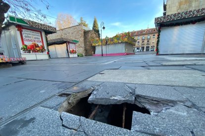 La losa rota junto al paladio de los Guzmanes, al  lado de las atracciones infantiles navideñas. RAMIRO