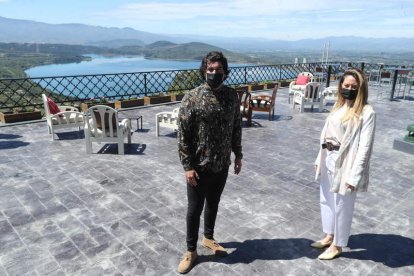 Los responsables del hotel, en la nueva terraza desde la que se divisa el Bierzo. L. DE LA MATA