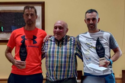 Carlos Bravo y Luis Alberto Rodríguez, campeón y subcampeón provincial, junto a Miguel Fierro. DL