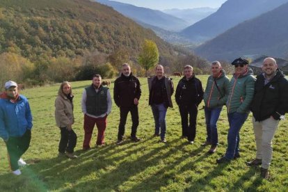 Integrantes de la comitiva de la Generalitat y el Vall d’Arán tras visita una de las explotaciones. DL