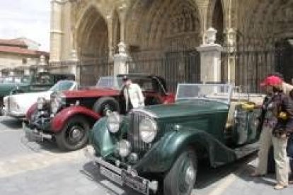 Los automóviles, en la plaza de la Catedral, en León