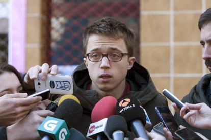 El portavoz de Podemos en el Congreso, Íñigo Errejón, ayer, en declaraciones a los medios. S. SAS