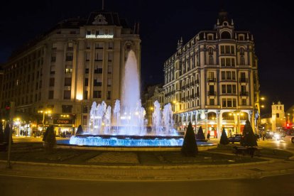 Fuente de Guzmán, iluminada anoche de azul por el Día de Autismo. FERNANDO OTERO PERANDONES