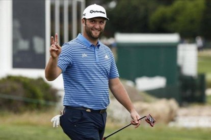 Jon Rahm saluda al público durante la tercera ronda del US Open.