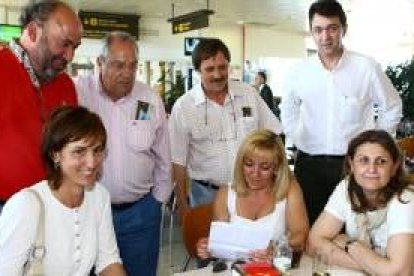 Parte de la delegación leonesa esperaba ayer en el aeropuerto de León el vuelo a Valencia