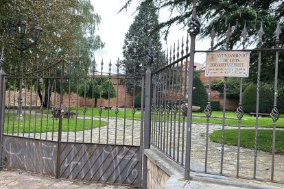 El parque del Cid cerrado este mediodía. M. R.