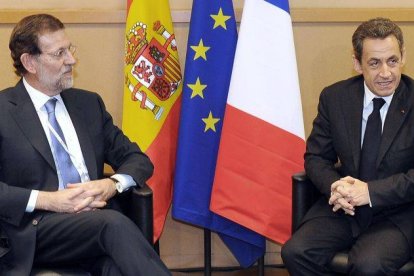 El presidente del Partido Popular español y próximo jefe del Gobierno, Mariano Rajoy (i), y el presidente francés, Nicolás Sarkozy (d), conversan durante la reunión bilateral mantenida en la XX Cumbre del Partido Popular Europeo.