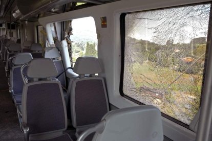 Estado en el que quedó el vagón de Renfe en el que viajaba el pasajero que resultó herido.