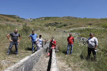 Un grupo de afectados en uno de los pastos de Cubillas de Arbas, uno de los pueblos afectados por el daño en los pastos por la fuga del agua al Principado.