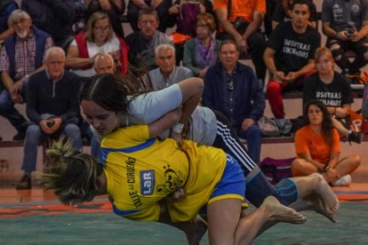 Olga Rodríguez y Ainhoa Fierro, durante su combate. MIGUEL F.B.