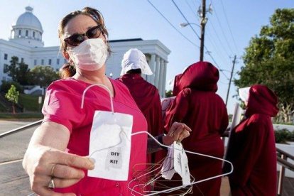 Una manifestante contra la prohibición del aborto.