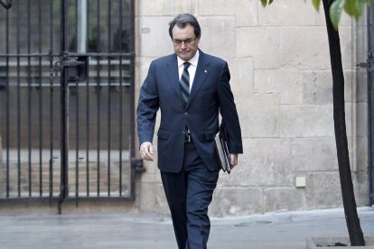 Artur Mas atraviesa el patio del Palacio de la Generalitat.