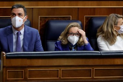 Pedro Sánchez, Nadia Calviño y Yolanda Díaz, ayer en el Congreso. JAVIER LIZÓN