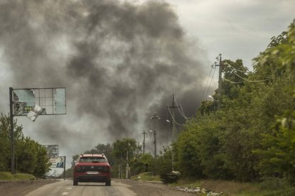 La humareda de un edificio incendiado por le impacto de un misil ruso cerca del frente de batalla en Ucrania. ESTEBAN BIBA