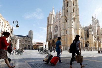 Turistas junto a la Catedral de León. MARCIANO PÉREZ