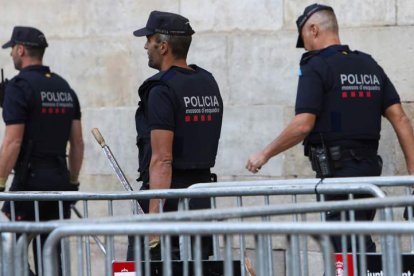 Mossos d’Esquadra en la plaza del Palau de la Generalitat. JAVIER ETXEZARRETA