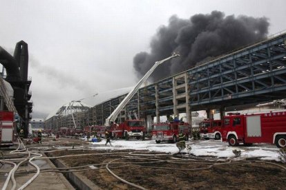 Los bomberos apagan las llamas de la química Dragon Aromatics.