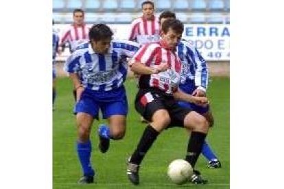 Luis Larios pelea un balón con el zamorano Paco Mije en el encuentro disputado ayer en el Toralín