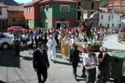 La imagen de la talla de San Miguel fue aplaudida por los vecinos