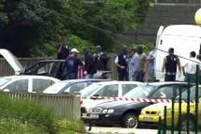 La policía autónoma vasca vigila la zona tras desactivar el coche bomba en Bilbao