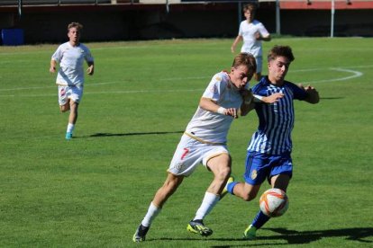 La Cultural y la Ponferradina se esforzaron en el campo. DL