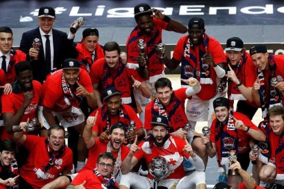 El Kirolbet Baskonia levanta el trofeo de ganador de la Liga ACB Endesa. MANUEL BRUQUE