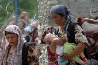 Refugiados uzbekos regresan a Kirguizistán cruzando la frontera con Uzbekistán.