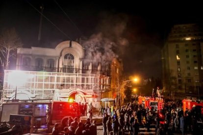 Manifestantes iranís incendian la Embajada saudí en Teherán.