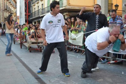 La Plaza Mayor de Astorga volvió a llenarse de público durante el espectáculo de los Jiménez.