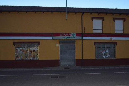 Supermercado de la localidad de Pobladura de Pelayo García, cerrado, a última hora de la tarde. MEDINA