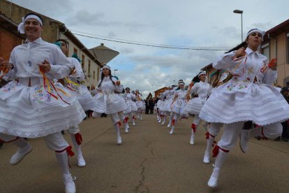 El grupo de danzas local Virgen de las Angustias, ayer.