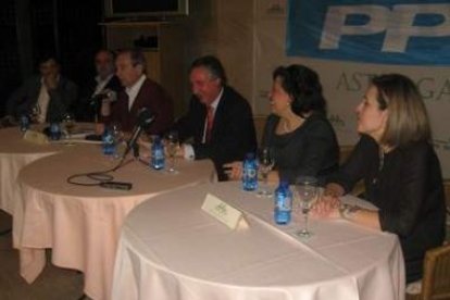 El grupo municipal del PP durante su encuentro con afiliados, y cargos y ex cargos públicos del part