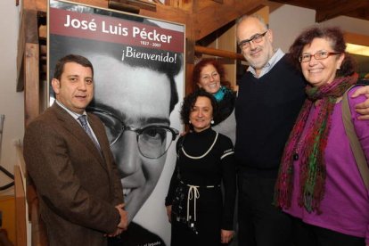 Carlos López Riesco y Susana Téllez, ayer con tres de los hijos de Jose Luis Pecker, Cristina, José Luis y Beatriz Pecker.