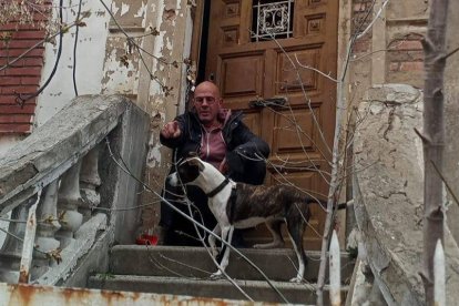 Salvador Armesto con Paca frente a la entrada de la casa abandonada de la calle Los Osorios, 24 donde reside. DL