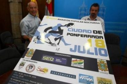 Emilio Villanueva y Francisco Martínez posan con el cartel de la prueba.