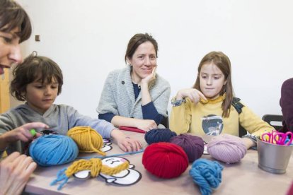 Niños realizando un taller de tejido