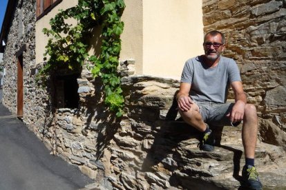 Modesto Valle Blanco, ‘Pipo’, sentado en el exterior de su pequeña bodega en el pueblo de Otero de Toral. B. FERNÁNDEZ