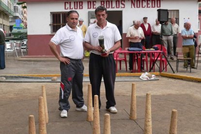 Balbino posa con su trofeo de campeón.