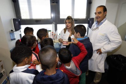 José Sevilla, a la derecha, con una de las responsables del programa de salud bucodental y los niños que acudieron ayer.