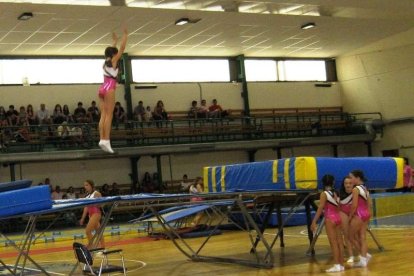 La escuela deportiva realizó una exhibición de gimnasia.