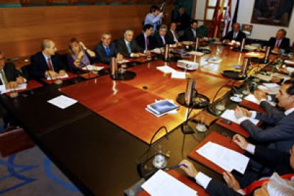 El consejo de administración de Caja España, reunido ayer en Botines para ratificar la fusión