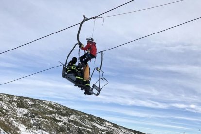 Simulacro de rescate en el telesilla Leitariegos. UME