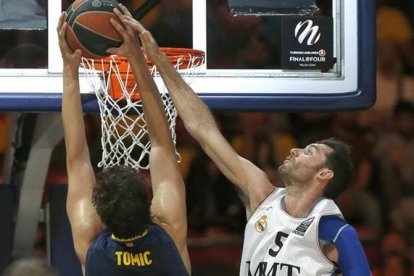 Rudy intenta poner un tapón a Tomic.