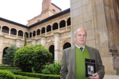 José Luis Gavilanes Laso en el claustro de San Marcos, donde estuvo preso Heredia.